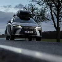 Lexus RX bez touchpadu a šestiválce, zato v růžové!