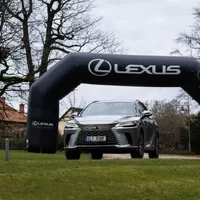 Lexus RX bez touchpadu a šestiválce, zato v růžové!