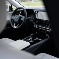 Lexus RX bez touchpadu a šestiválce, zato v růžové!