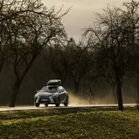 Lexus RX bez touchpadu a šestiválce, zato v růžové!