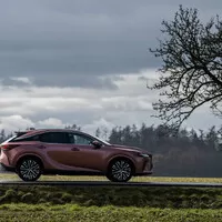 Lexus RX bez touchpadu a šestiválce, zato v růžové!