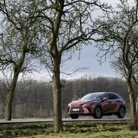 Lexus RX bez touchpadu a šestiválce, zato v růžové!