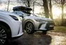 Lexus RX bez touchpadu a šestiválce, zato v růžové!