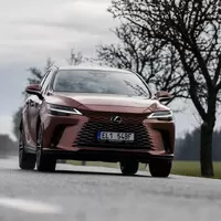 Lexus RX bez touchpadu a šestiválce, zato v růžové!