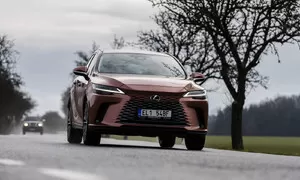 Lexus RX bez touchpadu a šestiválce, zato v růžové!