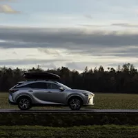 Lexus RX bez touchpadu a šestiválce, zato v růžové!