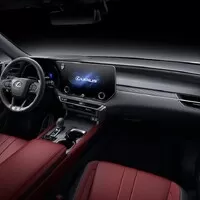 Lexus RX bez touchpadu a šestiválce, zato v růžové!
