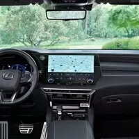 Lexus RX bez touchpadu a šestiválce, zato v růžové!