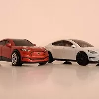 Tesla model Y vs. Mustang Mach-E: Srovnávací test dostupných elektromobilů