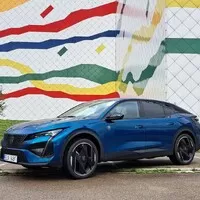 Peugeot 408 Hybrid 225: To je pěkná směsice