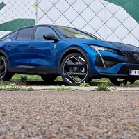 Peugeot 408 Hybrid 225: To je pěkná směsice