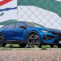 Peugeot 408 Hybrid 225: To je pěkná směsice