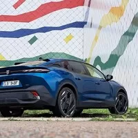 Peugeot 408 Hybrid 225: To je pěkná směsice