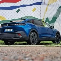 Peugeot 408 Hybrid 225: To je pěkná směsice