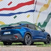 Peugeot 408 Hybrid 225: To je pěkná směsice