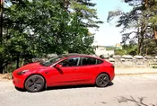 Tesla Model 3 (Dual Motor, LR) je elektromobil, který nadchne i petrolheada?