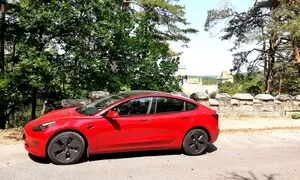 Tesla Model 3 (Dual Motor, LR) je elektromobil, který nadchne i petrolheada?