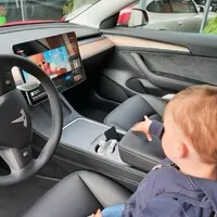 Tesla Model 3 (Dual Motor, LR) je elektromobil, který nadchne i petrolheada?
