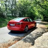 Tesla Model 3 (Dual Motor, LR) je elektromobil, který nadchne i petrolheada?