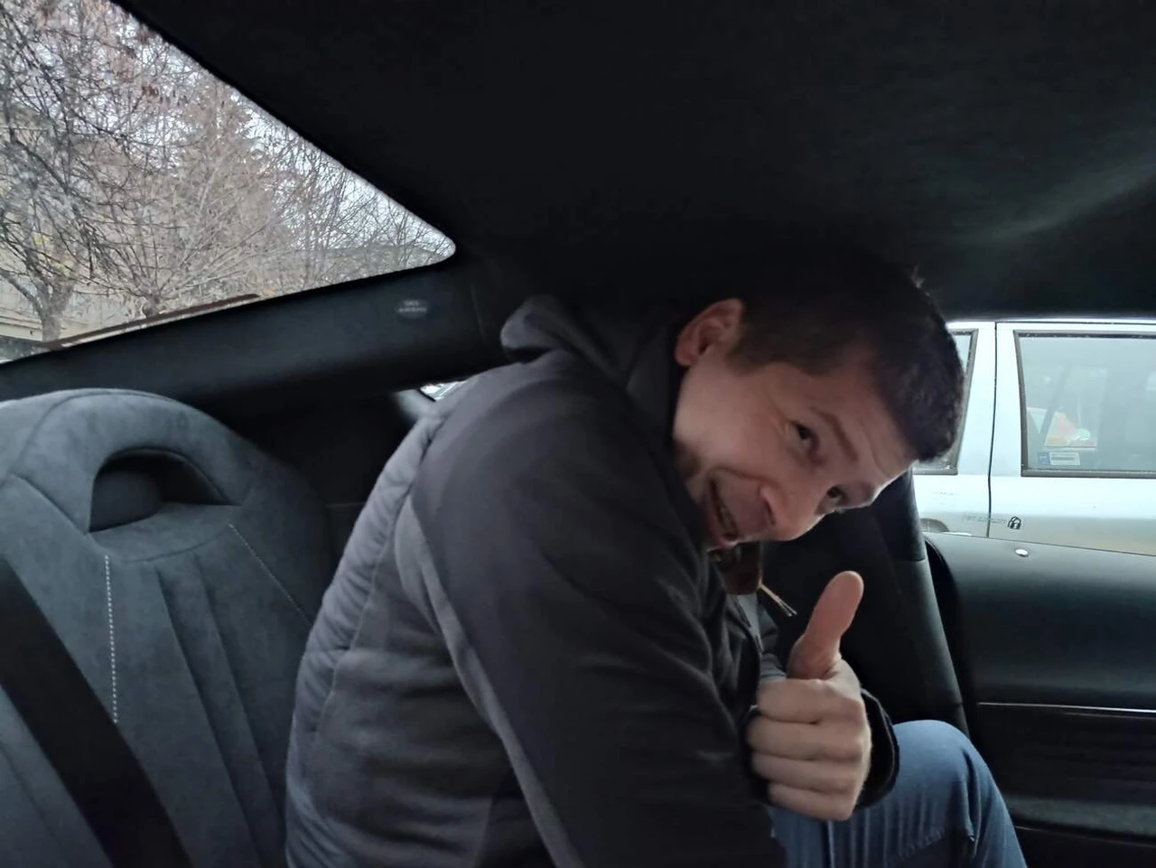 Figurant Robin, pohodlně usazený na zadních sedadlech LC500