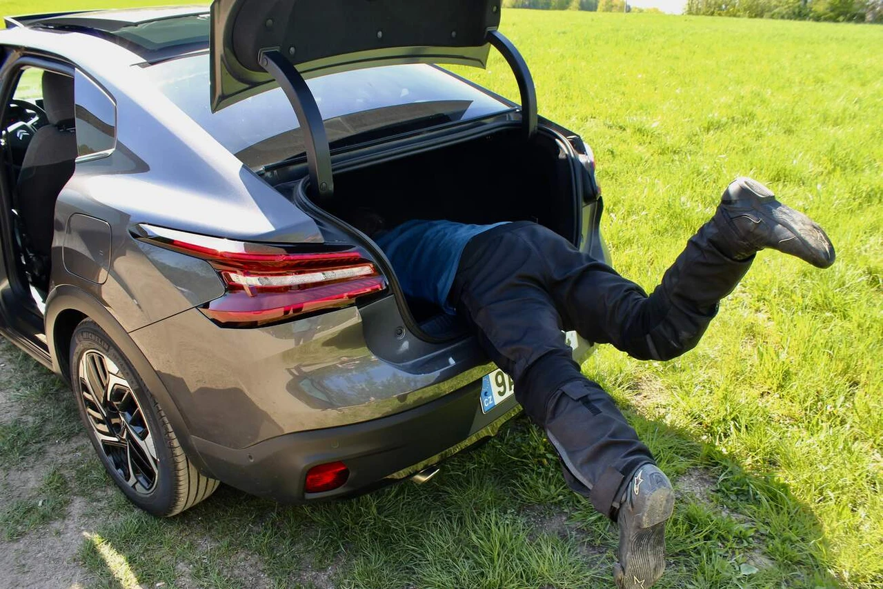Demonstrace délky zavazadlového prostoru: člověk s výškou 170 cm sotva dosáhne na zadní sedadla. autor: Jaromír Soukup, autickar.cz