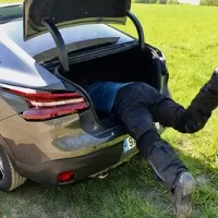 Demonstrace délky zavazadlového prostoru: člověk s výškou 170 cm sotva dosáhne na zadní sedadla. autor: Jaromír Soukup, autickar.cz
