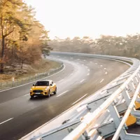 Testovací okruh Lommel: Každý Ford tu dostane do těla
