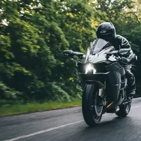 Kawasaki Ninja H2 (2019): Test nejrychlejší silniční motorky na světě.