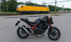 Recenze & testy, V jedné stopě: Honda CB750 Hornet: Lítá jako sršeň
