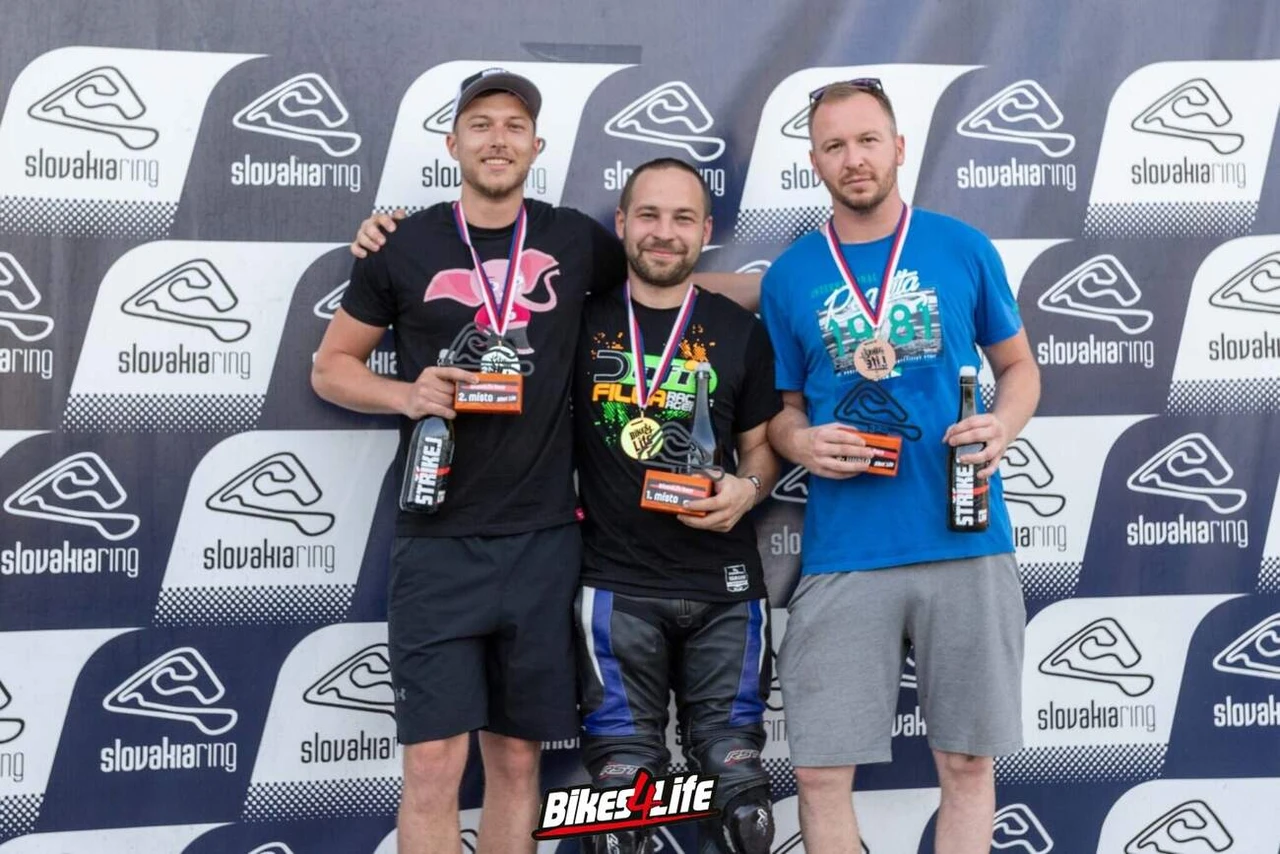 Poznámka: Všichni stojíme na stejném stupínku. foto: bikes4life.cz