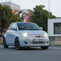 Fiat 500e: Odlišný přístup, podobný výsledek