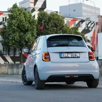 Fiat 500e: Odlišný přístup, podobný výsledek