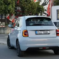 Fiat 500e: Odlišný přístup, podobný výsledek