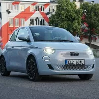 Fiat 500e: Odlišný přístup, podobný výsledek