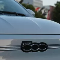 Fiat 500e: Odlišný přístup, podobný výsledek