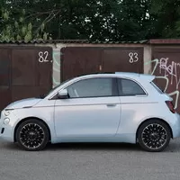 Fiat 500e: Odlišný přístup, podobný výsledek