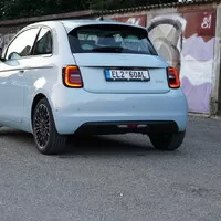 Fiat 500e: Odlišný přístup, podobný výsledek