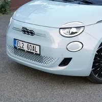 Fiat 500e: Odlišný přístup, podobný výsledek
