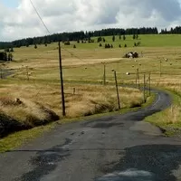 Dostupné sportovní auto na rozbité silnice