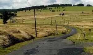 Dostupné sportovní auto na rozbité silnice