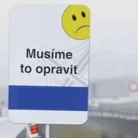 Dostupné sportovní auto na rozbité silnice