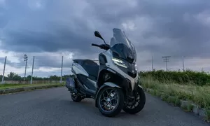 Recenze & testy, V jedné stopě: Piaggio MP3 530hpe Exclusive: Automobil mezi skútry 