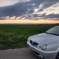 sluníčko mizí za horizontem, pohled přes příď