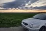 sluníčko mizí za horizontem, pohled přes příď