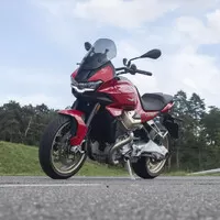 Moto Guzzi V100 Mandello: Cestujte stylově.