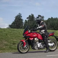 Moto Guzzi V100 Mandello: Cestujte stylově.