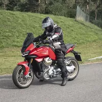 Moto Guzzi V100 Mandello: Cestujte stylově.