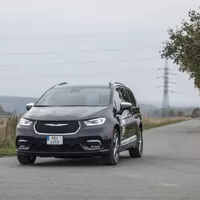 Chrysler Pacifica: Útulný obývák s praskajícím krbem a V6 pod kapotou