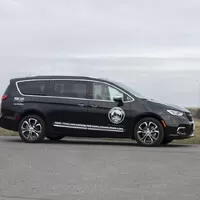 Chrysler Pacifica: Útulný obývák s praskajícím krbem a V6 pod kapotou