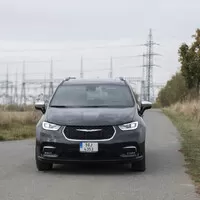 Chrysler Pacifica: Útulný obývák s praskajícím krbem a V6 pod kapotou